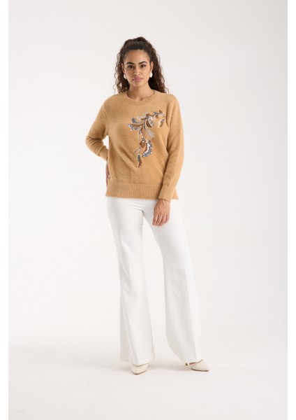 Kadın Bej Sakal Iplik Yaprak Desenli Boncuk Nakışlı Bisiklet Yaka Triko Kazak