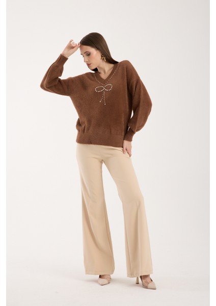 Kadın Taba Sakal Iplik Balon Kollu Taş ve Inci Detaylı V Yaka Triko Kazak