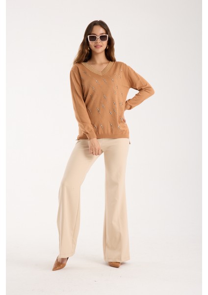 Kadın Bej Elit Viskon Kumaş Taş Detaylı Sim Biyeli Yan Yırtmaçlı V Yaka Triko Bluz