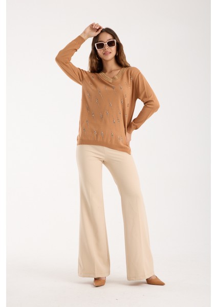 Kadın Bej Elit Viskon Kumaş Taş Detaylı Sim Biyeli Yan Yırtmaçlı V Yaka Triko Bluz