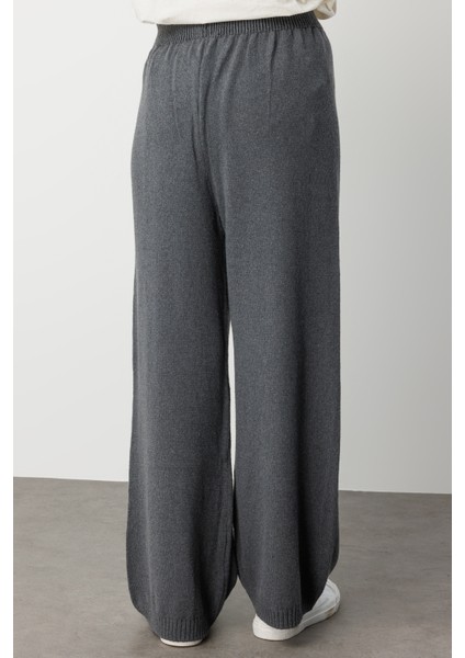Geniş Paça Beli Lastikli Gri Triko Jogger Pantolon fırsatları