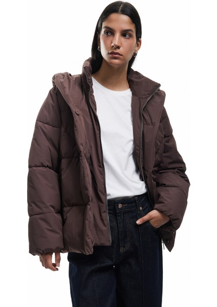 Kapüşonlu Fermuarlı Düğme Detaylı Cepli Rahat Kalıp Kapitone Şişme Mont modelleri