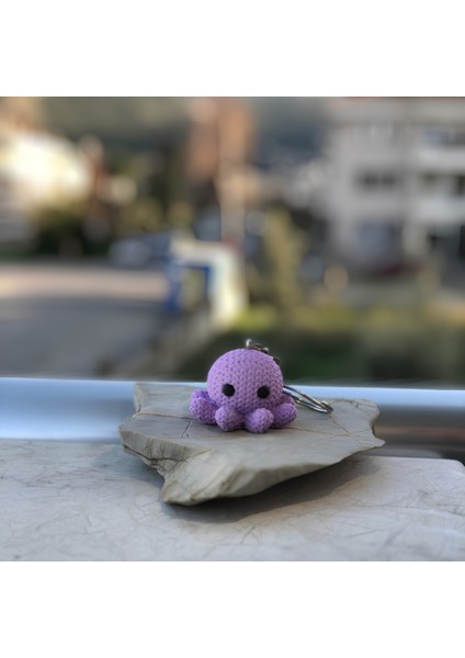 Ahtapot Anahtarlık – Lila Örgü Desenli Mini Sert Figür | Amigurumi Tarzı Deniz Temalı Çanta Süsü fiyatları