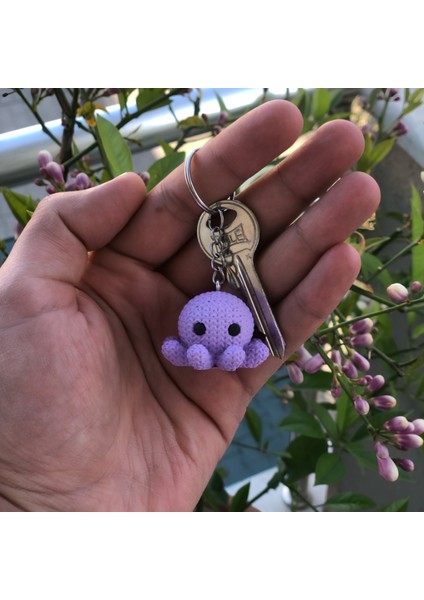 Ahtapot Anahtarlık – Lila Örgü Desenli Mini Sert Figür | Amigurumi Tarzı Deniz Temalı Çanta Süsü modelleri