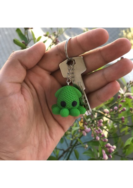 Kahverengi Köpek Anahtarlık – Örgü Desenli Sert Figür | El Yapımı Görünümlü Hediyelik Süs fiyatları