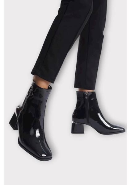Kalın Topuk Sivri Burun Fermuarlı Kadın Bot Siyah fiyatları