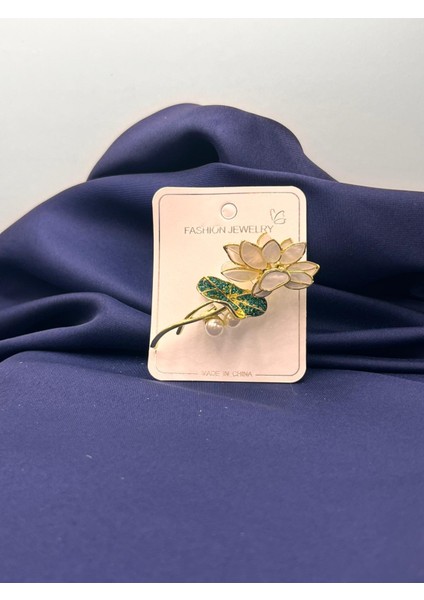Incili Beyaz Lotus Çiçeği Broş Yaka Iğnesi