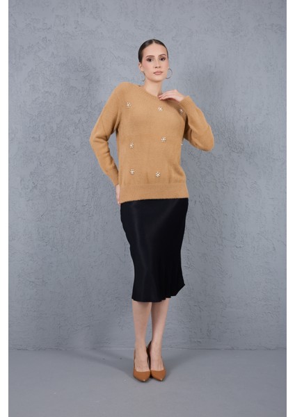 Kadın Bej Sakal Iplik Taş ve Inci Detaylı Bisiklet Yaka Triko Kazak