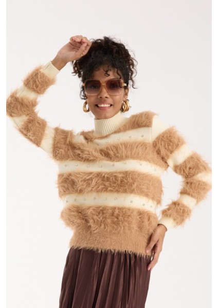 Kadın Bej Sakal Iplik Taş Detaylı Yarım Balıkçı Yaka Triko Kazak