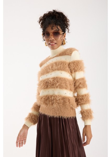 Kadın Bej Sakal Iplik Taş Detaylı Yarım Balıkçı Yaka Triko Kazak fiyatları