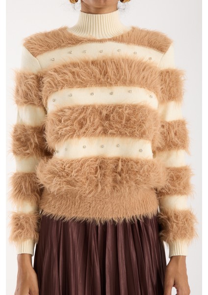 Kadın Bej Sakal Iplik Taş Detaylı Yarım Balıkçı Yaka Triko Kazak modelleri