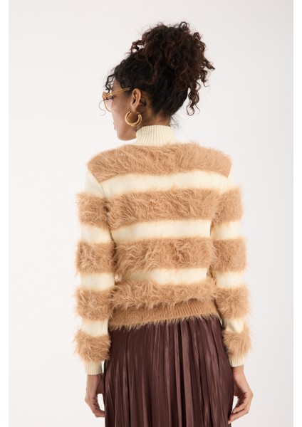 Kadın Bej Sakal Iplik Taş Detaylı Yarım Balıkçı Yaka Triko Kazak indirimleri