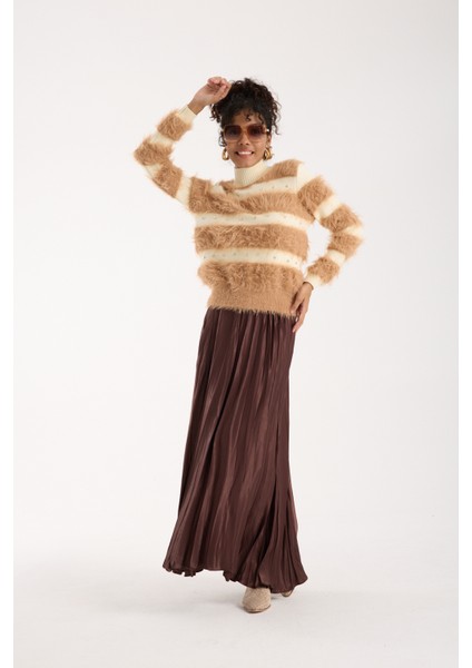 Kadın Bej Sakal Iplik Taş Detaylı Yarım Balıkçı Yaka Triko Kazak