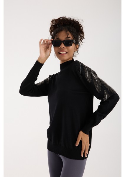 Kadın Siyah Elit Viskon Kumaş Taş Detaylı Omuzlar Yarım Balıkçı Yaka Triko Bluz