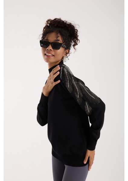 Kadın Siyah Elit Viskon Kumaş Taş Detaylı Omuzlar Yarım Balıkçı Yaka Triko Bluz indirimleri