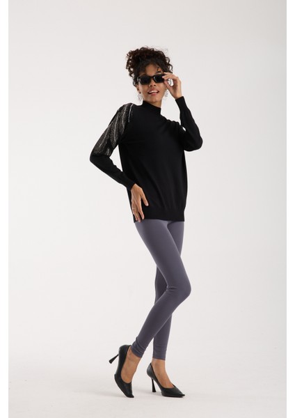 Kadın Siyah Elit Viskon Kumaş Taş Detaylı Omuzlar Yarım Balıkçı Yaka Triko Bluz