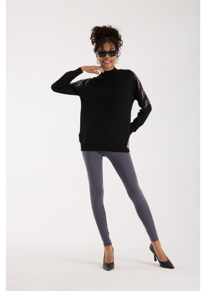 Kadın Siyah Elit Viskon Kumaş Taş Detaylı Omuzlar Yarım Balıkçı Yaka Triko Bluz