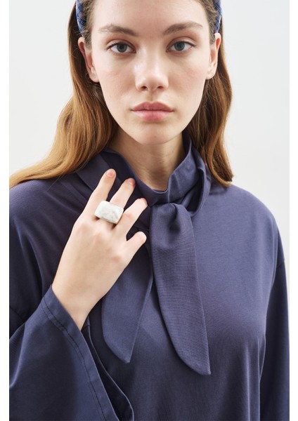 Yüksek Yaka Bağlamalı Bluz Lacivert fırsatları