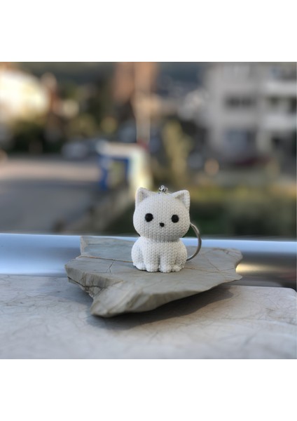 Beyaz Kedi Anahtarlık – Örgü Desenli Sert Figür | Amigurumi Tarzı Hediyelik Aksesuar modelleri