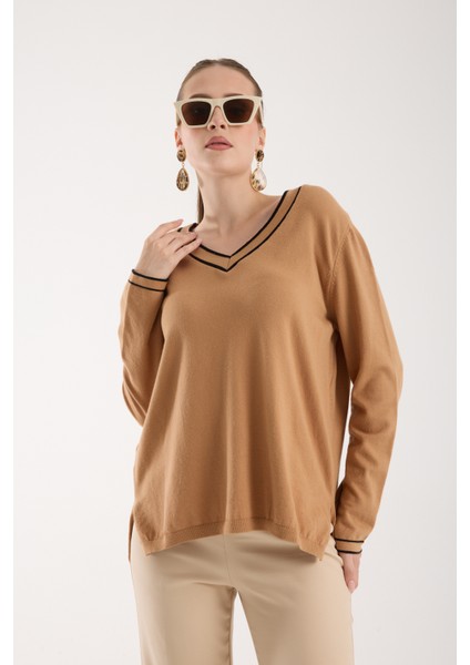 Kadın Bej Kontrast Biyeli ve Yan Yırtmaçlı V Yaka Triko Bluz