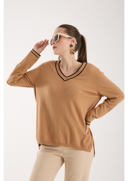 Kadın Bej Kontrast Biyeli ve Yan Yırtmaçlı V Yaka Triko Bluz fiyatları