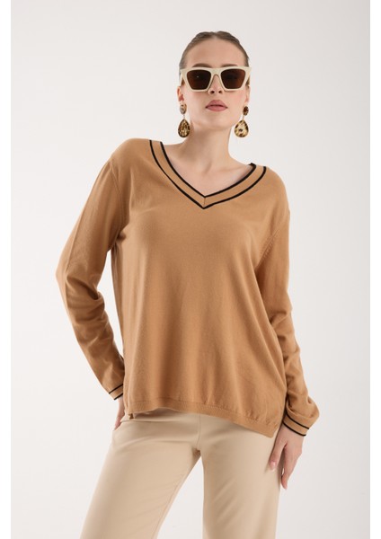 Kadın Bej Kontrast Biyeli ve Yan Yırtmaçlı V Yaka Triko Bluz modelleri