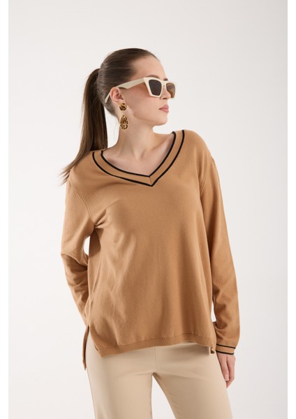 Kadın Bej Kontrast Biyeli ve Yan Yırtmaçlı V Yaka Triko Bluz fırsatları
