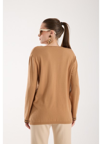 Kadın Bej Kontrast Biyeli ve Yan Yırtmaçlı V Yaka Triko Bluz indirimleri