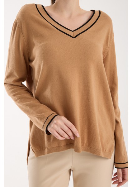 Kadın Bej Kontrast Biyeli ve Yan Yırtmaçlı V Yaka Triko Bluz