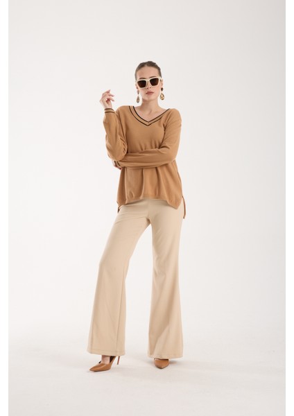 Kadın Bej Kontrast Biyeli ve Yan Yırtmaçlı V Yaka Triko Bluz