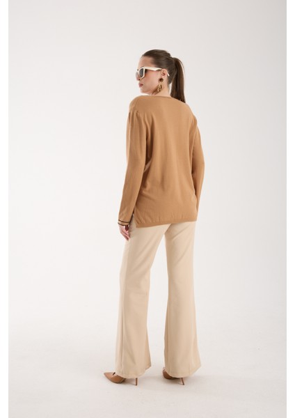 Kadın Bej Kontrast Biyeli ve Yan Yırtmaçlı V Yaka Triko Bluz