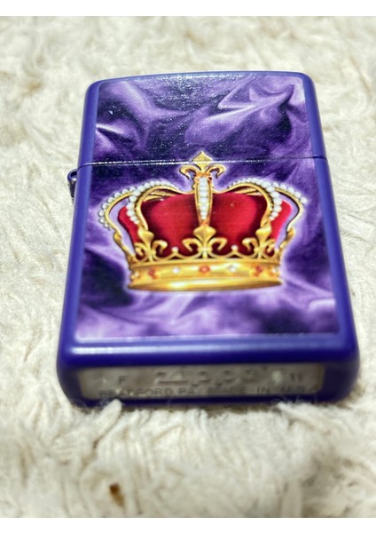 Mor Taç Desenli Metal Benzinli Çakmak – Klasik Tasarım Koleksiyonluk Model