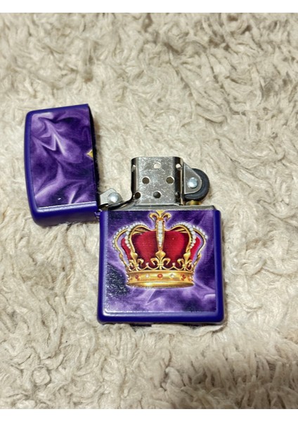 Mor Taç Desenli Metal Benzinli Çakmak – Klasik Tasarım Koleksiyonluk Model fiyatları