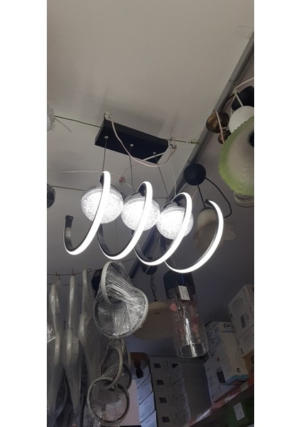 Led avizemiz 3 renk yanmaktadır.Kasa renk siyah .Işık bol ve çok kibar.Aliminyum kasası kaplama değil fırınlı boyadır.Kesinlikle boyasında deforme olmaz. fırsatları