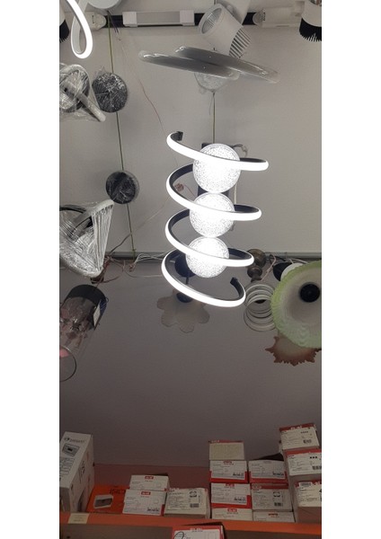 Led avizemiz 3 renk yanmaktadır.Kasa renk siyah .Işık bol ve çok kibar.Aliminyum kasası kaplama değil fırınlı boyadır.Kesinlikle boyasında deforme olmaz. indirimleri