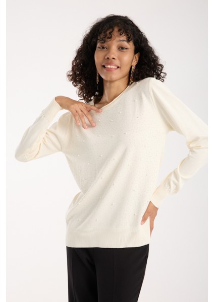 Kadın Ekru Elit Viskon Kumaş Taş ve Inci Detaylı Yuvalak Yaka Triko Bluz fiyatları