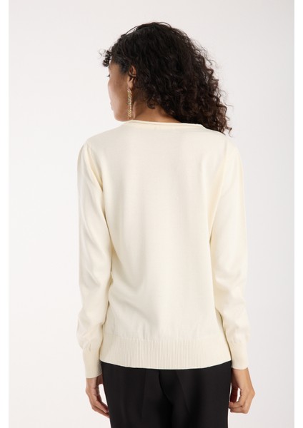 Kadın Ekru Elit Viskon Kumaş Taş ve Inci Detaylı Yuvalak Yaka Triko Bluz fırsatları