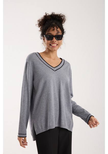 Kadın Gri Kontrast Biyeli ve Yan Yırtmaçlı V Yaka Triko Bluz fiyatları