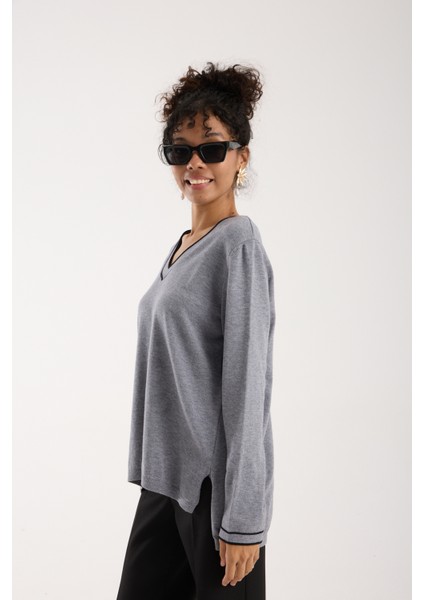 Kadın Gri Kontrast Biyeli ve Yan Yırtmaçlı V Yaka Triko Bluz modelleri