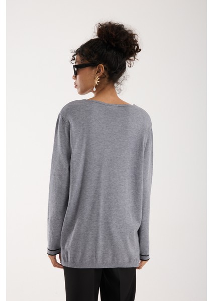 Kadın Gri Kontrast Biyeli ve Yan Yırtmaçlı V Yaka Triko Bluz fırsatları