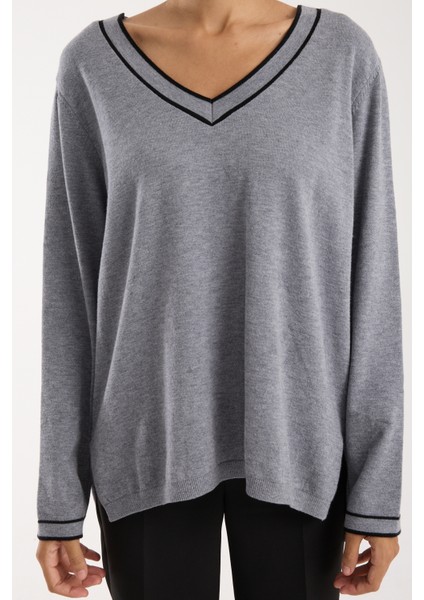 Kadın Gri Kontrast Biyeli ve Yan Yırtmaçlı V Yaka Triko Bluz indirimleri