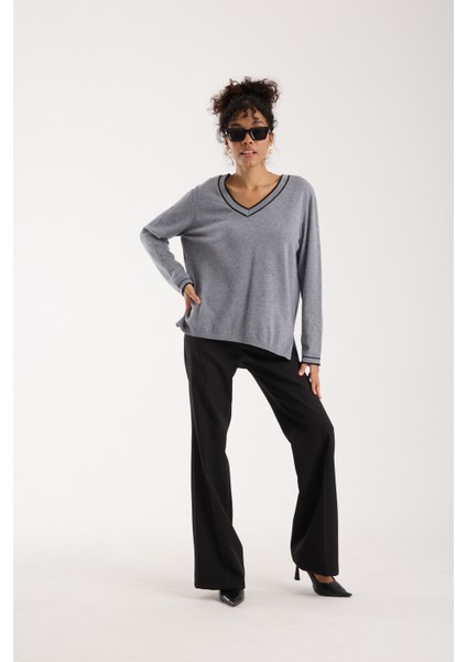 Kadın Gri Kontrast Biyeli ve Yan Yırtmaçlı V Yaka Triko Bluz