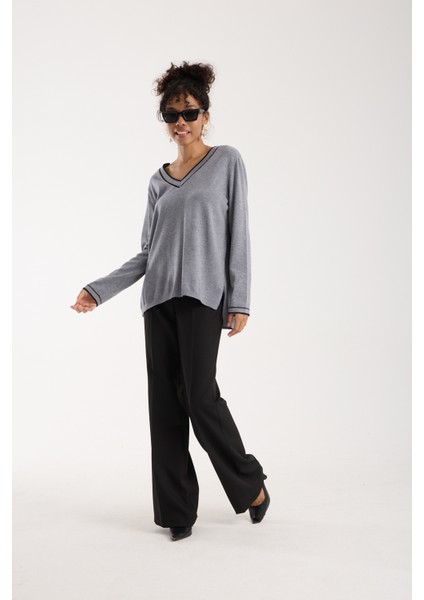 Kadın Gri Kontrast Biyeli ve Yan Yırtmaçlı V Yaka Triko Bluz