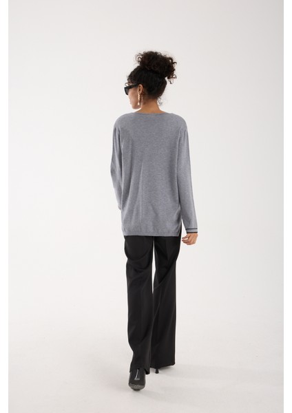 Kadın Gri Kontrast Biyeli ve Yan Yırtmaçlı V Yaka Triko Bluz