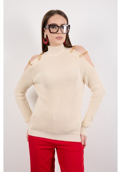Kadın Ekru Zincir Detaylı Omuz Dekolteli Yarım Balıkçı Yaka Simli Triko Kazak