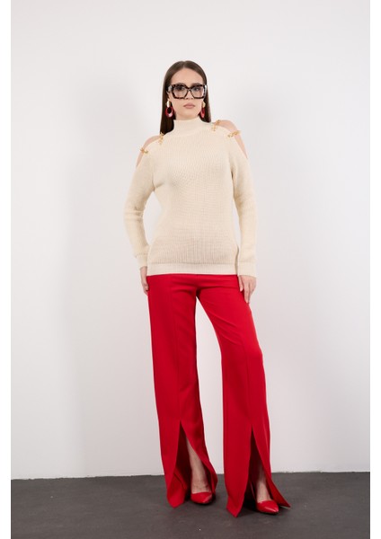 Kadın Ekru Zincir Detaylı Omuz Dekolteli Yarım Balıkçı Yaka Simli Triko Kazak