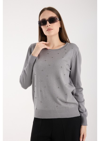 Kadın Gri Elit Viskon Kumaş Taş ve Inci Detaylı Yuvalak Yaka Triko Bluz