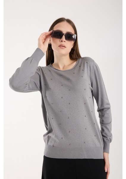 Kadın Gri Elit Viskon Kumaş Taş ve Inci Detaylı Yuvalak Yaka Triko Bluz fırsatları