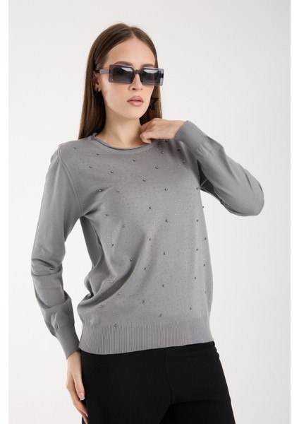 Kadın Gri Elit Viskon Kumaş Taş ve Inci Detaylı Yuvalak Yaka Triko Bluz indirimleri