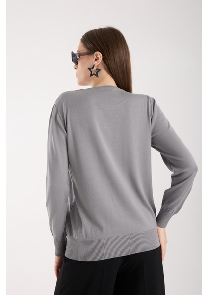 Kadın Gri Elit Viskon Kumaş Taş ve Inci Detaylı Yuvalak Yaka Triko Bluz